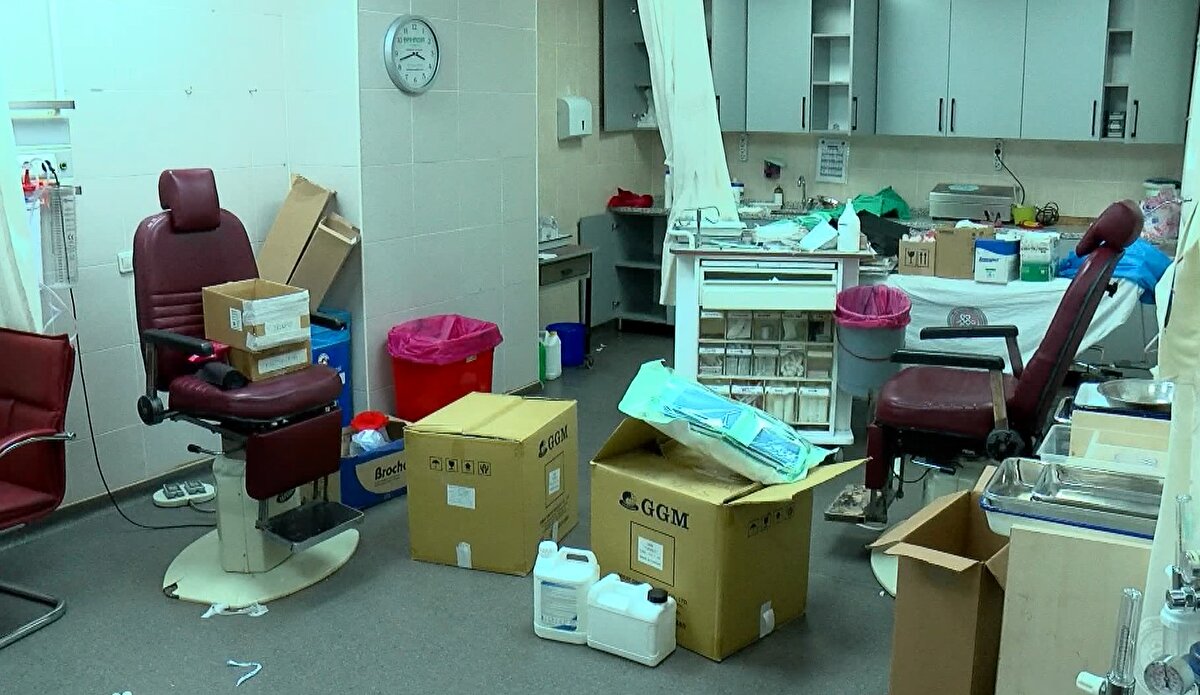 Dün alınan kararla dahili ve cerrahi bölümlere ait toplam 800 hasta yatağı, 32 ameliyathane, yoğun bakım, kemik iliği ve diyaliz üniteleri, karaciğer ve böbrek nakil merkezi, ayaktan sağlık hizmeti veren 117 birim ve ünite, ileri düzey robotik cerrahi merkezi, endoskopi üniteleri, ileri düzey girişimsel ve tanısal görüntüleme üniteleri ile birlikte tüm erişkin ayaktan ve yatan hasta kabulü ve tüm ameliyatlar durduruldu.