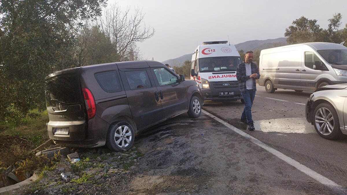 GAZİANTEP'DEN DEPREM NEDENİYLE GELMİŞLER<br><br>Kazada yaralananlardan Özlem Ganidağlı, İbrahim Ganidağlı, Zeynep Doğa Ganidağlı'nın Gaziantepli olduğu, 6 Şubat tarihinde Kahramanmaraş merkezli yaşanan iki depremde evleri hasar gördüğü için yakınlarının yanına Yalova'ya geldikleri öğrenildi.