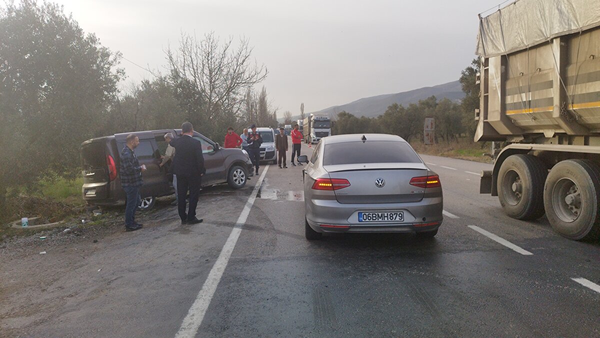 İznik istikametinden Orhangazi istikametine doğru gitmekte olan Fırat Aktan (52) idaresindeki 16 SLJ 09 plakalı hafif ticari araç, Keramet Kavşağı'nda sola dönüş yapmak istediği esnada aynı yönde gitmekte olan Murat Gedik (52) idaresindeki 06 BMH 879 plakalı otomobille çarpıştı.