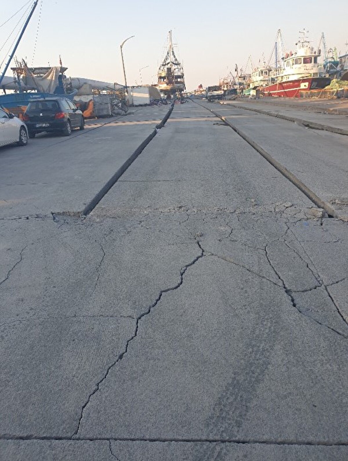 Ekip 11-13 Şubat  tarihlerinde tsunami izlerini araştırılarak, görgü tanıklarıyla görüşerek, olası kaynakların türleri ve yerlerini belirlemek üzere bilgi toplayarak ve kıyı yapılarında meydana gelen hasarları ve yapı performanslarını araştırmak için bir saha araştırması da gerçekleştirdi. Saha araştırması, İskenderun Körfezi batısında Karataş'ın doğu ucunda Samandağ Çevlik'e kadar kıyıların farklı yerlerinde gerçekleştirildi. Saha araştırmaları sırasında çekilen fotoğraflar grafik haline getirildi. Saha araştırması sırasında elde edilen gözlemler ve bulgulara göre, sarsıntı ile tabandan yükselen sular ve kumlara, deprem öncesi başlayıp deprem sonrası da devam eden şiddetli yağmurla gelen suların da eklenmesi ile çöken alanda su biriktiği belirlendi. Raporun, sahadan edinilecek yeni verilerle güncelleneceği belirtildi.