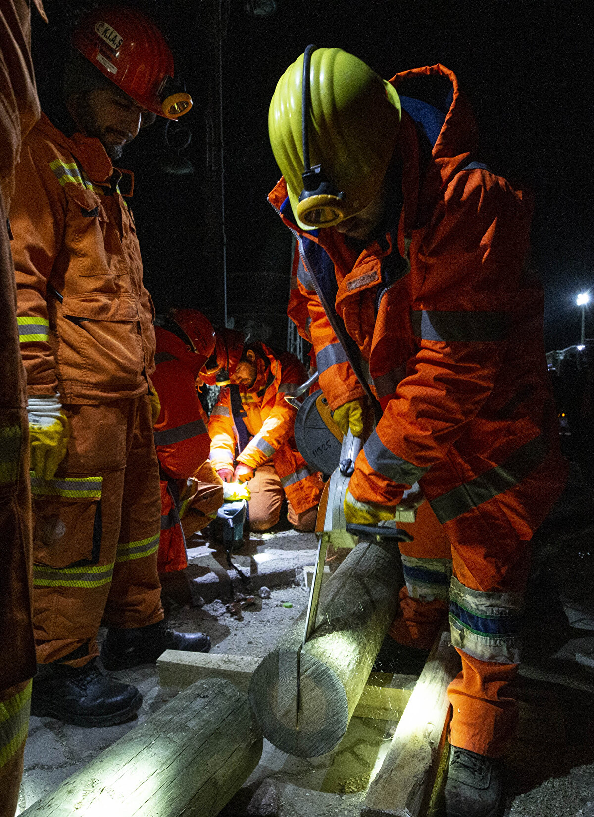 Çalışmaları bölgeye gelen Bedih Kış’ın anne ve babası ile aile yakınları da cadde üzerinde yakılan ateş etrafında takip ediyor.<br><br>