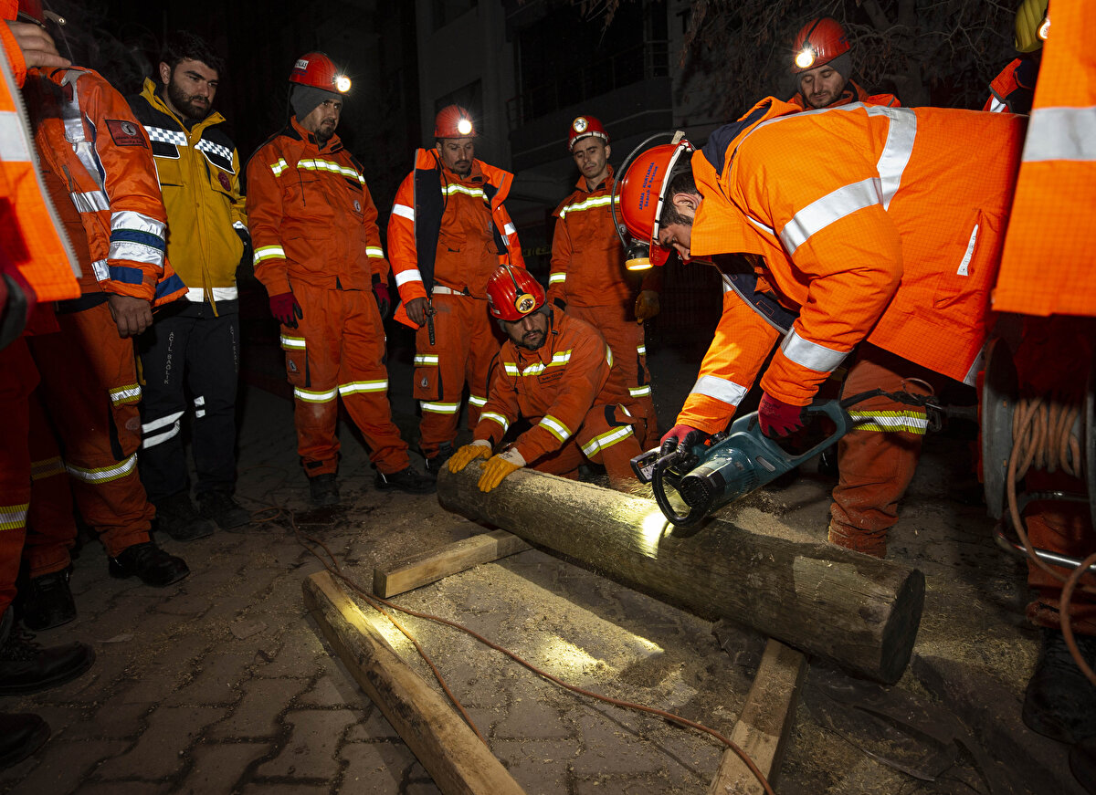 Kahramanmaraş merkezli 7,7 ve 7,6 büyüklüğündeki depremlerde ağır hasar alan Malatya'da, dün 12.04'te Yeşilyurt merkezli 5,6 büyüklüğündeki depremde yıkılan Çöşnük Mahallesi'ndeki Buhara Apartmanı'nın enkazındaki Bedih Kış'ı arama kurtarma çalışmaları, çökme riskine karşı durduruldu.<br>Arama kurtarma çalışmalarının binayı güçlendirme çalışmalarının ardından devam edeceği öğrenildi.<br><br><br>