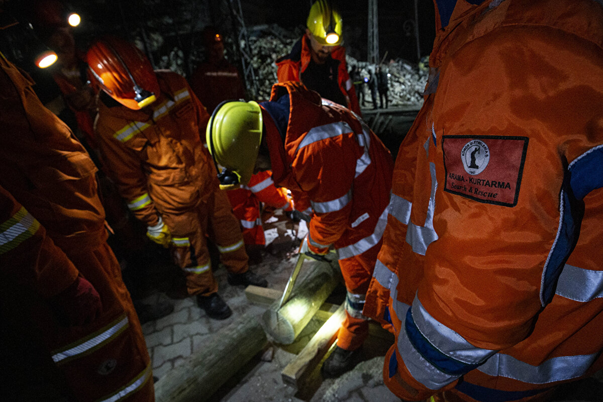 Öte yandan, aynı bölgede yıkılan Çeçen Apartmanı'nın enkazındaki arama kurtarma çalışmaları ise tamamlandı.<br><br>Kültür ve Turizm Bakanı Mehmet Nuri Ersoy da bölgeye gelerek çalışmalar hakkında yetkililerden bilgi aldı.