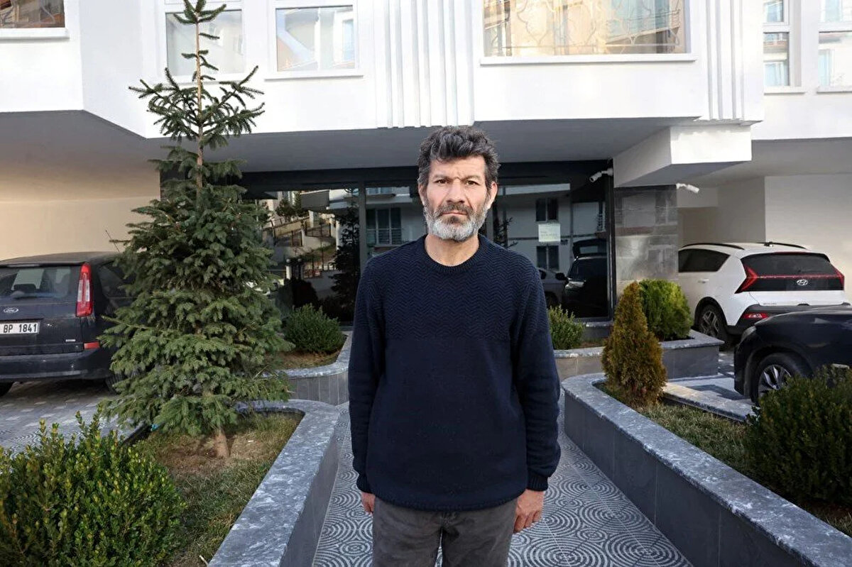 Depremde annesini, kardeşlerini ve yeğenlerini de kaybettiğini dile getiren Hançer, "Ama hiçbir şey bir çocuğunu gömmekle kıyaslanamaz. Bu acı tarif edilemez." diye konuştu.<br><br>