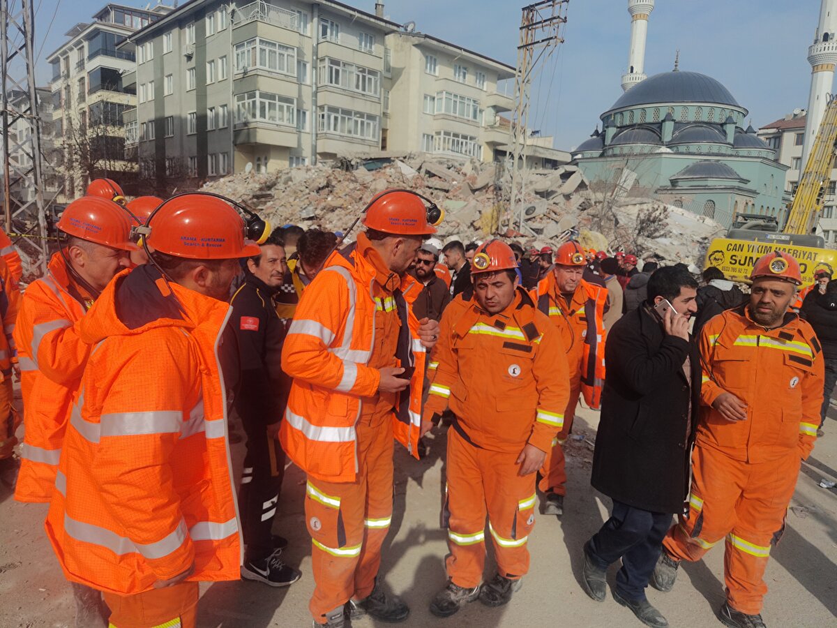 Çöken binaların çevresinde bulunan ve evlerine eşya almak için giren 12'si ağır 140 kişi yaralandı, 1 kişi ise hayatını kaybetti.