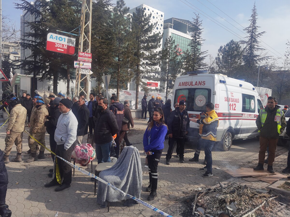  Çöken binalardaki arama-kurtarma çalışması, bu sabah itibarıyla tamamlandı. Zafer Mahallesi'ndeki 5 katlı Buhara Apartmanı'na giren Bedih Kış da dün enkaz altında kaldı. Binanın riskli olması nedeniyle enkazın altına giremeyen ekipler, üst katlarını kontrollü yıktı. Ekipler, sabahın erken saatlerinde Kış'ı çıkarmak için çalışmalara yeniden başladı.