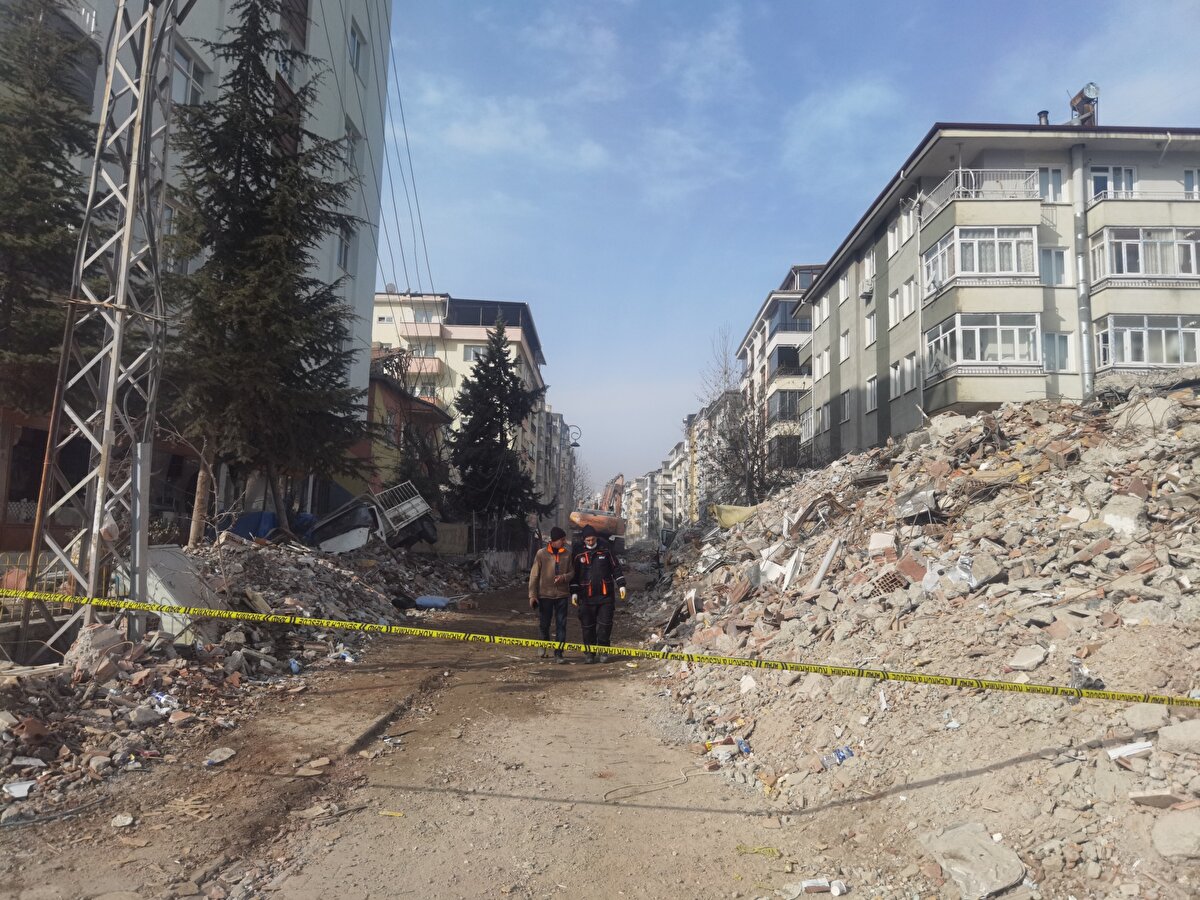 Enkaza giren ekipler, Kış'ın bulunduğu noktaya 21 saat sonra ulaşabildi. Sağlık ekiplerinin kontrolünde Kış'ın yaşamını yitirdiği belirlendi. Kimlik tespiti ardından Bedih Kış'ın cansız bedeni, Şehir Mezarlığı'na gönderildi. Kentte dün meydana gelen 5.6'lık depremde hayatını kaybedenlerin sayısı, ikiye yükseldi. 