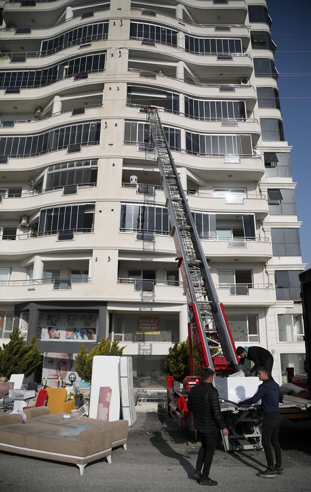 Antakya'nın sokak veya caddelerinde, olası artçı sarsıntıda yıkım tehlikesi bulunan birçok binada, yasak olmasına rağmen eşya taşıma işlemi sürüyor. 14'er katlı toplamda 90 daire ve biri ağır hasarlı 2 bloktan oluşan Royals Park adlı sitede, aynı anda 5 nakliye firması günün erken saatlerinden itibaren, evlerden eşyaları aldı.