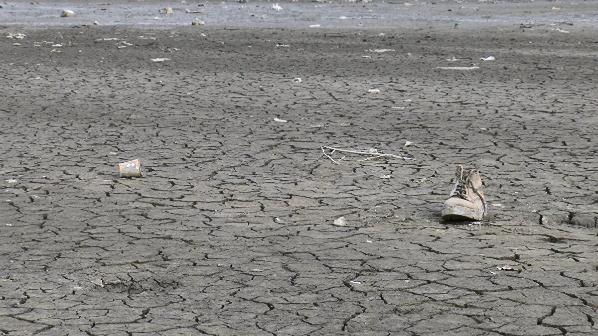 TARİHİMİZİN EN AZ YAĞIŞINI ALDIĞIMIZ DÖNEMİNİ YAŞIYORUZ<br>İSKİ Genel Müdür Yardımcısı Bülent Solmaz ise, "Son 20 yılın özellikle düzenli kayıtlarına baktığımız zaman, su dönemi olarak tarif ettiğimiz Ekim'den bu yana 5 aylık periyotta, tarihimizin en az yağışını aldığımız dönemini yaşıyoruz. Buna rağmen doluluk anlamında şu anda yüzde 35.5'lardayız. Öngörümüzde, bu dönemi bir su kesintisi yaşatmadan atlatmaya çalışıyoruz. Bununla ilgili de birtakım çalışmalarımız önceden devam ediyordu, bunların bir kısmını tamamladık. Yeni ilave çalışmalarımızla beraber su arzını kesintisiz olarak sağlamaya çalışıyoruz" dedi.  
