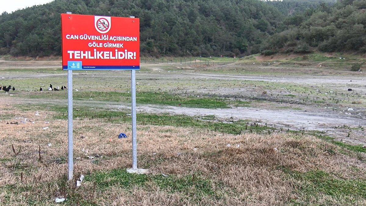 SU SEVİYESİ EN DÜŞÜK BARAJLAR ALİBEYKÖY VE ISTRANCALAR"<br><br>İstanbul'un çok büyük bir suya ihtiyaç duyduğunu ifade eden Solmaz, "Özellikle, Anadolu yakası için şu anda kesinlikle bir su kısıntısı yok. Su seviyesi en düşük barajımız Alibeyköy Barajı, Istrancalar'da da neredeyse sıfırlanmış durumda. Istrancalar ve Trakya Bölgesinin aşırı kurak olması sebebiyle, Avrupa Yakası'na bizim Asya'dan aktarabildiğimizin üzerinde su aktarmaya çalışmamız lazım. Bu şekilde Avrupa'daki kuraklığı da dengelemiş olacağız. Yaz dönemi için bizim ortalama günlük 3 milyona (metreküp) yakın bir suya ihtiyacımız var. Bizim şu anda simülasyonlara göre, projelerimize göre; Asya yakasından Avrupa yakasına yeterli suyu aktardığımız takdirde bir su kesintisi ya da herhangi bir problemle karşılaşmayacağımızı hesaplıyor, düşünüyoruz. Burada şunu esas almak lazım, ekim ayı ya da su yılı başından su yılı başına kadar hesap yapabiliriz. Bu geciken yağışların ne zaman yağacağı çok önemli. 