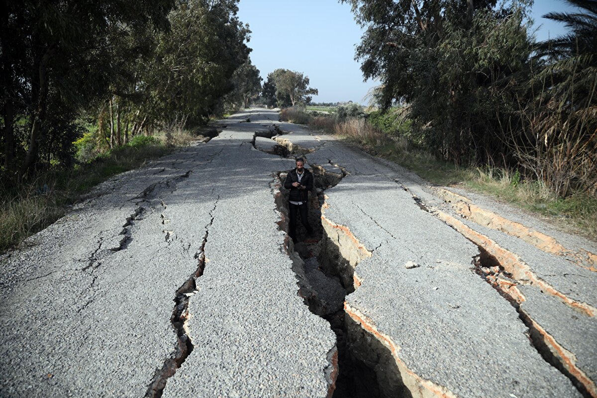 Liman Mahallesi sakinlerinden Temel Diyap, Asi Nehri boyunca denize uzanan yoldaki yarıkların depremde oluştuğunu belirterek, “Burası Lübnan'dan doğan Asi Nehri'nin denize döküldüğü son nokta olan Liman Mahallesi. Çok sayıda balıkçının da denize ulaşım noktası. Depremle birlikte elektrikler kesildi, 7-8 gün enerji verilemedi, dışarı çıkamadık. Biz de sonradan balıkçıların söylemesiyle fark ettik" dedi.