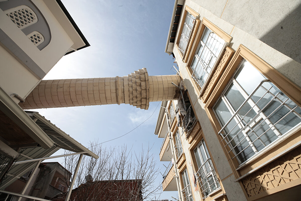 Minarenin apartmanın çatı kısmından alt kata doğru tek parça halinde devrilmesi dikkati çekti.<br>