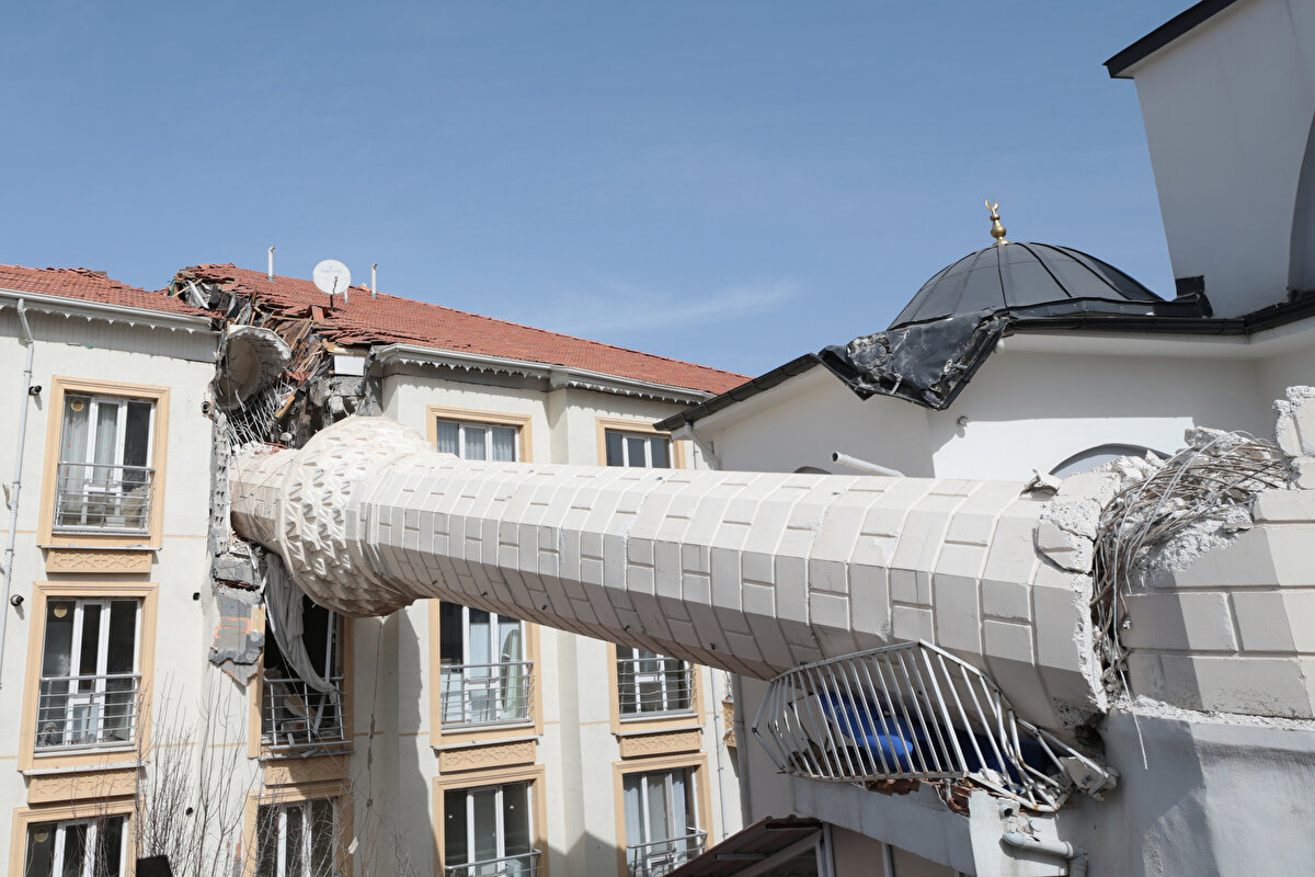 Hacı Gani Diler Camisi'nin 2021 yılında ibadete açıldığını anlatan Koç, "Bu deprem değil, tam bir afetti. Şükür, minarenin yıkılmasından can kaybı olmadı. Deprem sırasında minarenin devrildiği dairenin sahibinin evde olmadığını öğrendim. Ağır hasar raporu verilen camimiz yıkılacak. Devletimiz, milletimiz varolsun. Cenab-ı Hak, birliğimizi, beraberliğimizi, dirliğimizi, kardeşliğimizi daim eylesin." diye konuştu.<br>