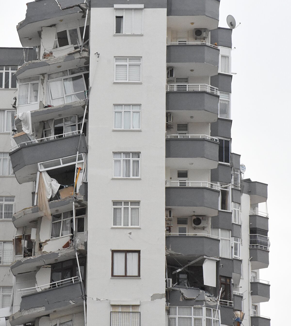 Cumali Yıldızdoğan, evini ikinci el olarak aldığını belirterek, şunları kaydetti:<br><br>"Dış cephelerde tadilat yapıldığı için yeni gibi görünüyordu. Biz de anlamadık. Daha sonra işin içine girdikçe, tadilat yaptırdıkça binanın özellikle malzeme konusunda çok yetersiz ve kalitesiz malzeme kullanıldığını, işçilik hataları olduğunu gördüm. Ben inşaat teknikeriyim. İlk depremde patlayan kolon demiri 30-35 santim aralıkta yapılmıştı. Bu da istenilen bir durum değil. Bence en büyük nedenlerden birisi bu. Herhalde donatısında da problemler vardır."
