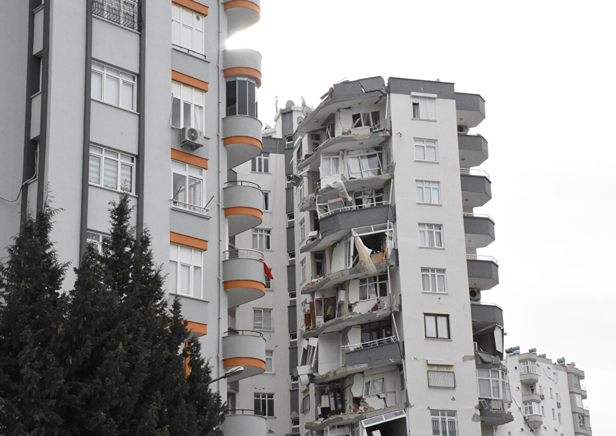 Site yöneticisi Hüseyin Kara, 1997 yılından bu yana inşaatı kooperatif tarafından yapılan sitenin B bloğunda oturduğunu söyledi.<br><br>