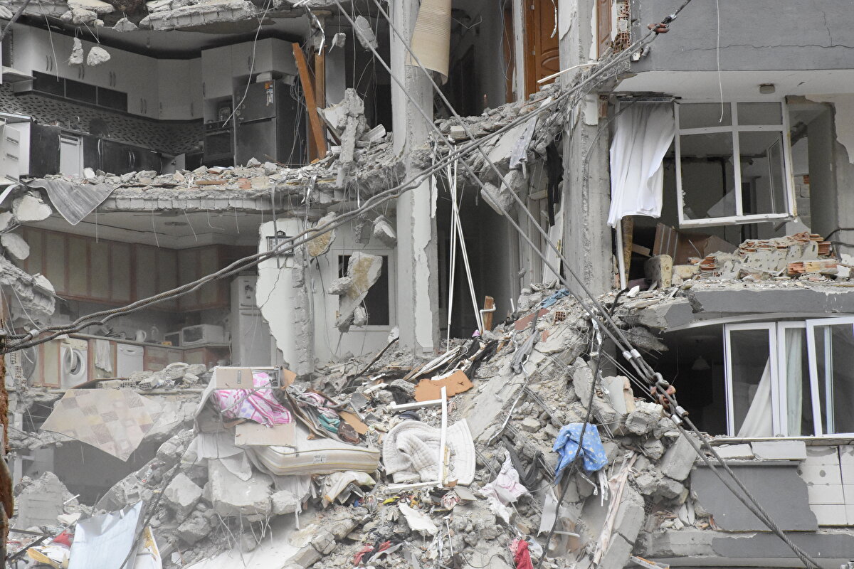 Sitenin A bloğunda başlatılan yıkım işlemleri, etrafındaki binalara zarar vermemesi için titizlikle sürdürülüyor.<br><br>Ekipler, A bloğun yıkılmasının ardından sitenin ağır hasarlı B bloğunda da çalışmalara başlayacak.