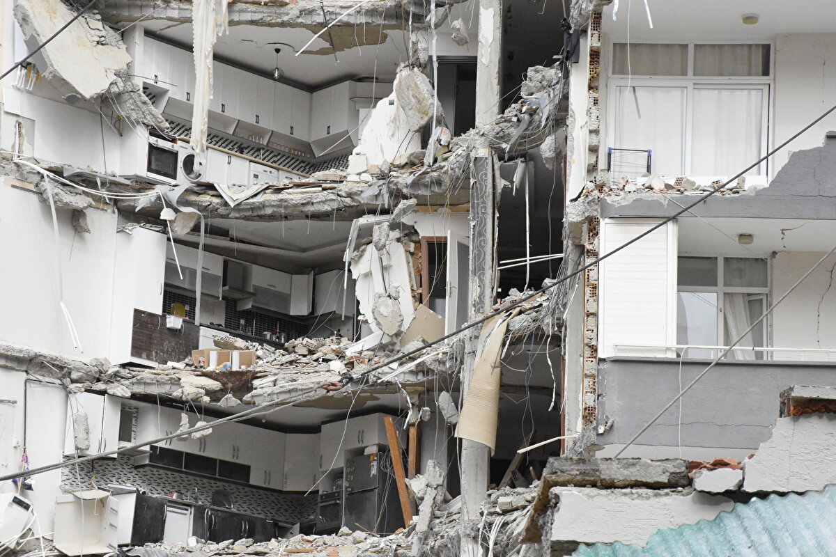 Apartman sakinleri, herhangi bir can kaybı ve yaralanmanın olmadığı sitenin B bloğunda, 1998 yılında Ceyhan ilçesi merkezli depremin ardından yapılan kolon güçlendirmesi sayesinde ayakta durduğunu düşünüyor.<br><br>