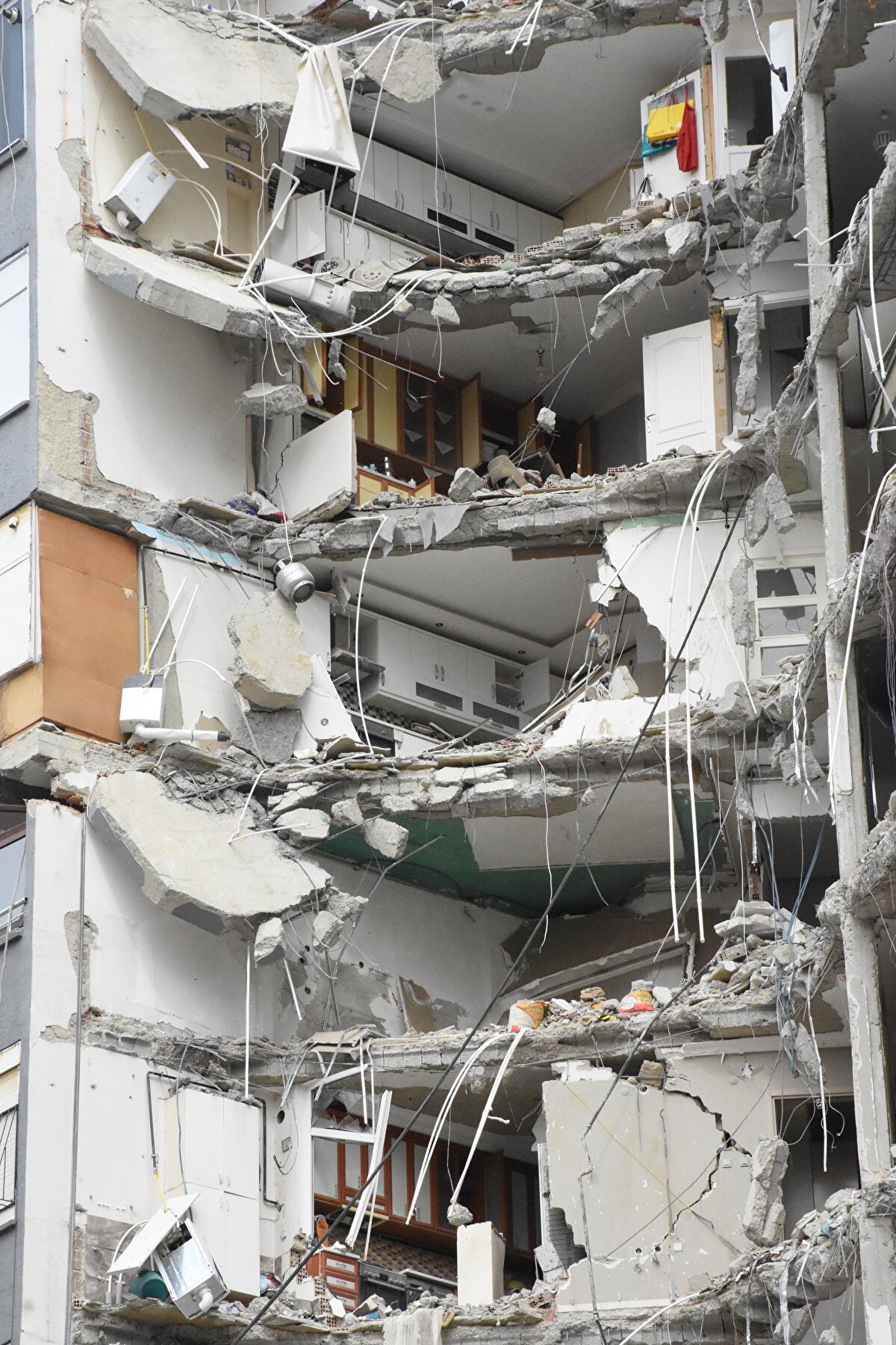 Kahramanmaraş merkezli 7,7 büyüklüğündeki ilk depreme evde uykuda yakalandıklarını anlatan Kara, sarsıntının ardından aynı bloğun 4'üncü katında oturan kızıyla aşağı indiklerini söyledi.<br><br>