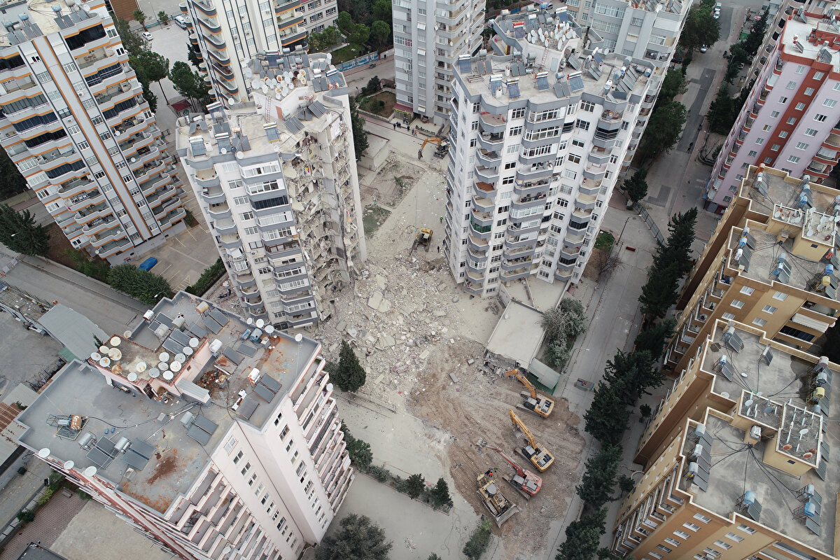 6 Şubat'taki depremlerden etkilenen Adana'nın Çukurova ilçesinde 11 bina yıkıldı, çok sayıda kişi hayatını kaybetti.<br><br>