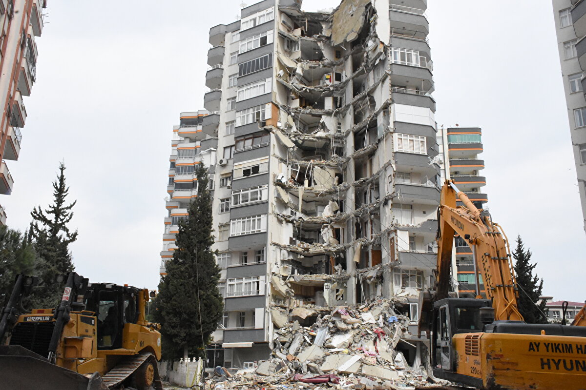 Yıldızdoğan, "Depremin farkında bile değildik. Daha sonra bir şekilde aşağı indik. Her iki blokta da can kaybı olmadığı gibi yaralanma da söz konusu değil ama yıkım kararı alındı. Sabahki depremde oturduğum blokta kolonun biri patlamıştı. İkinci depremde de iyice hasar aldı. Gece 23.00 sıralarında kısmen çöktü. Şu anda da yıkım çalışmaları devam ediyor." dedi.<br><br>