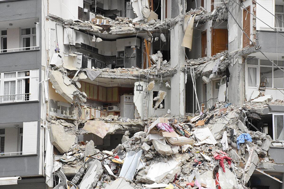 Sitenin bir kısmı yıkılan A blokta 15 yıldır yaşayan emekli inşaat teknikeri Cumali Yıldızdoğan da deprem sırasında uyku sersemi oldukları için ne olduğunu anlamadıklarını ifade etti.<br><br>