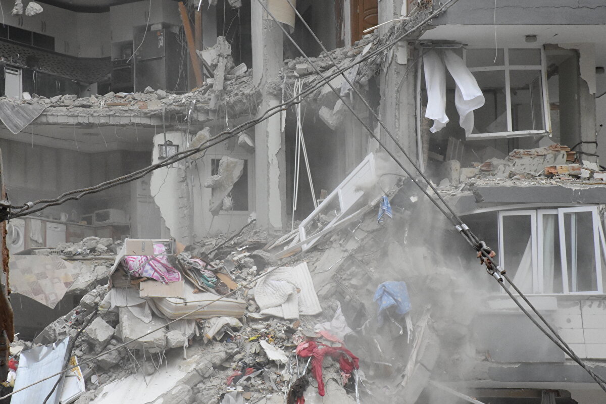 Depremlerin ardından gece saatlerinde bir bölümü kendiliğinden yıkılan A blokta, üstlenici firma çalışma yürütüyor.<br><br>