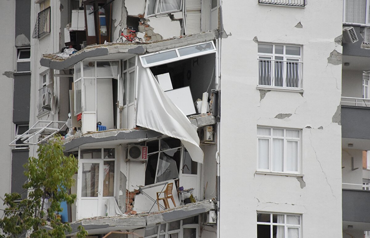 Yurt Mahallesi'nde 1993'de temeli atıldıktan 4 yıl sonra tamamlanan iki bloklu Ayas Sitesi de depremlerde hasar gördü.<br><br>