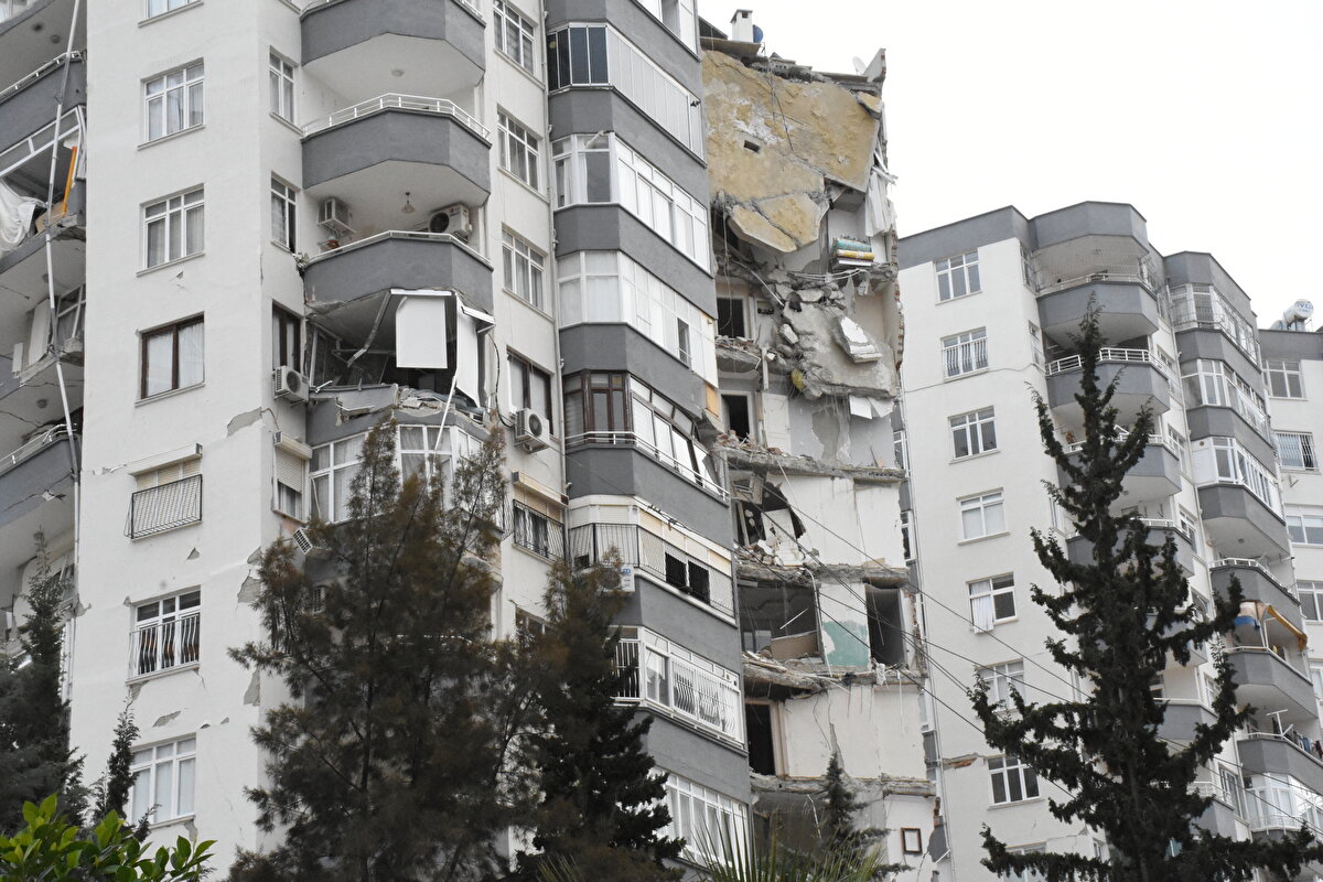 Kara, öğle saatlerinde 7,6 büyüklüğünde ikinci depremi evlerinin dışında yaşadıklarını belirterek, "Bizim blokta ufak tefek hasar vardı. A blokta birinci kattaki kolonda hafif bir çatlak vardı. Öğlen ikinci deprem oldu. Depremden sonra gece 23.00 sıralarında A bloğun bir bölümü kendiliğinden çöktü. Biz zaten ilk depremde binayı boşaltmıştık. Sitemizde hiç can kaybı yaşamadık." diye konuştu.<br><br>