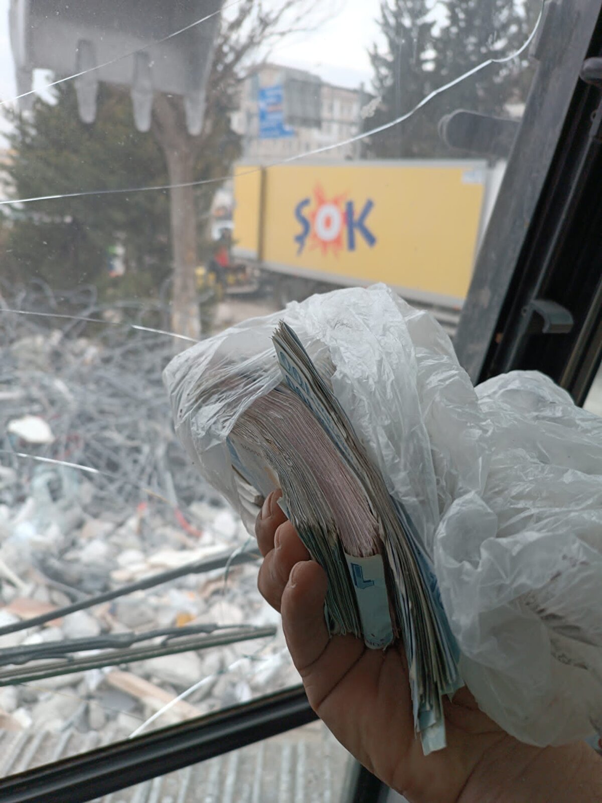 'PARANIN SAHİBİNE ULAŞTIM, YARALI OLARAK İZMİR'DE OLDUĞUNU SÖYLEDİ'<br>Depremin 6'ncı gününde de moloz kaldırma çalışmaları sırasında bir poşet içerisinde 52 bin TL bularak emniyet güçlerine teslim ettiğini ifade eden Dayan, şunları söyledi: