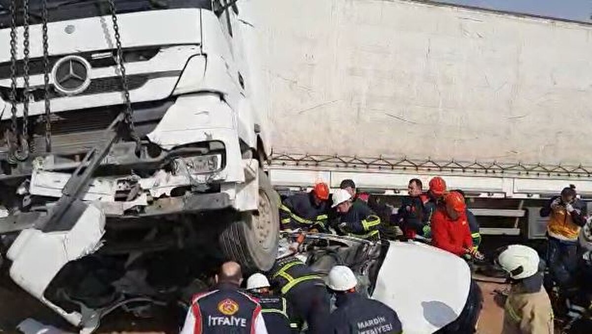 Kaza, saat 11.00 sıralarında, uluslararası İpekyolu üzerinde Artuklu-Nusaybin-Kızıltepe üç yol kavşağında meydana geldi.