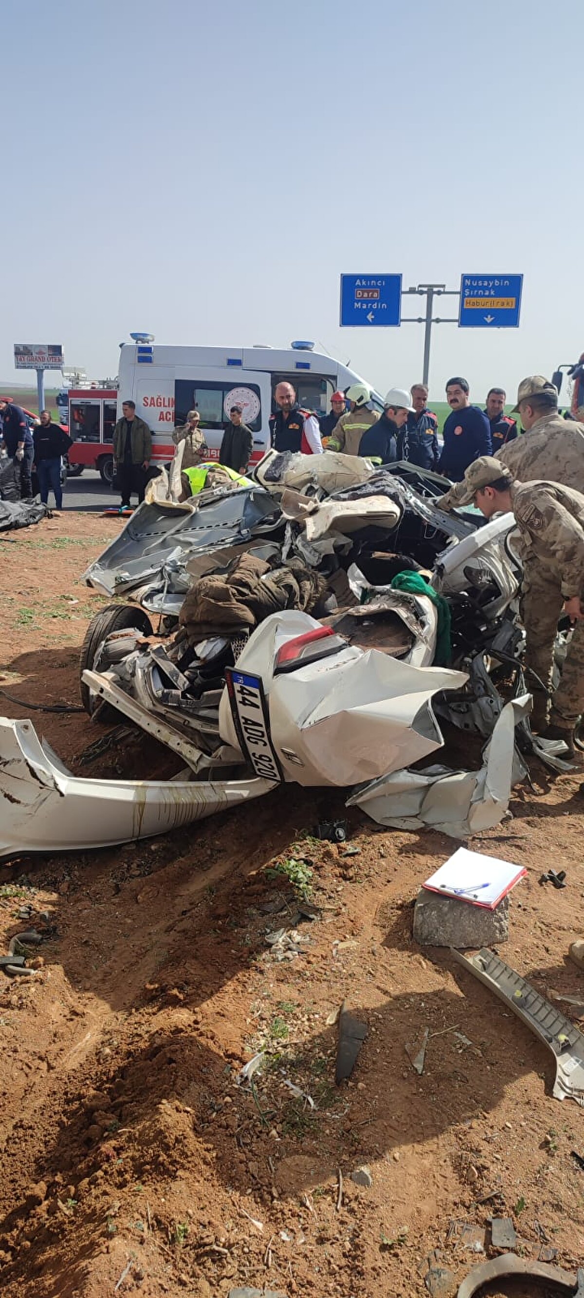 Cenazeler ve yaralı Mehtap Apaki, ekipler tarafından otomobilden çıkarıldı. İlk müdahalenin ardından Mehtap Apaki, Kızıltepe Devlet Hastanesi'ne kaldırıldı. Hasan ve Hatice Apaki'nin cenazeleri, otopsi için morga götürüldü.