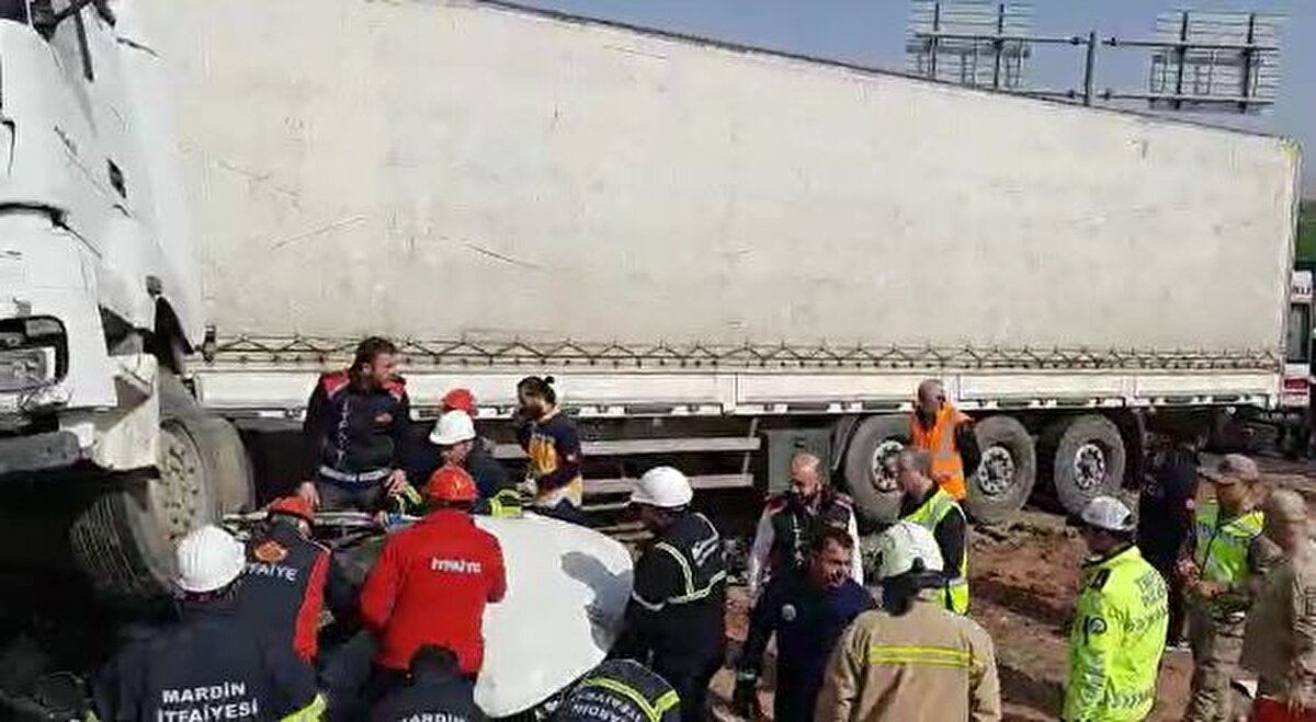 Kahramanmaraş'ın Elbistan ilçesi nüfusuna kayıtlı olduğu belirtilen Hasan Apaki idaresindeki 44 ADG 920 plakalı otomobil, Cemil Gerdanoğlu yönetimindeki 33 ADE 910 plakalı TIR'ın altına girdi.