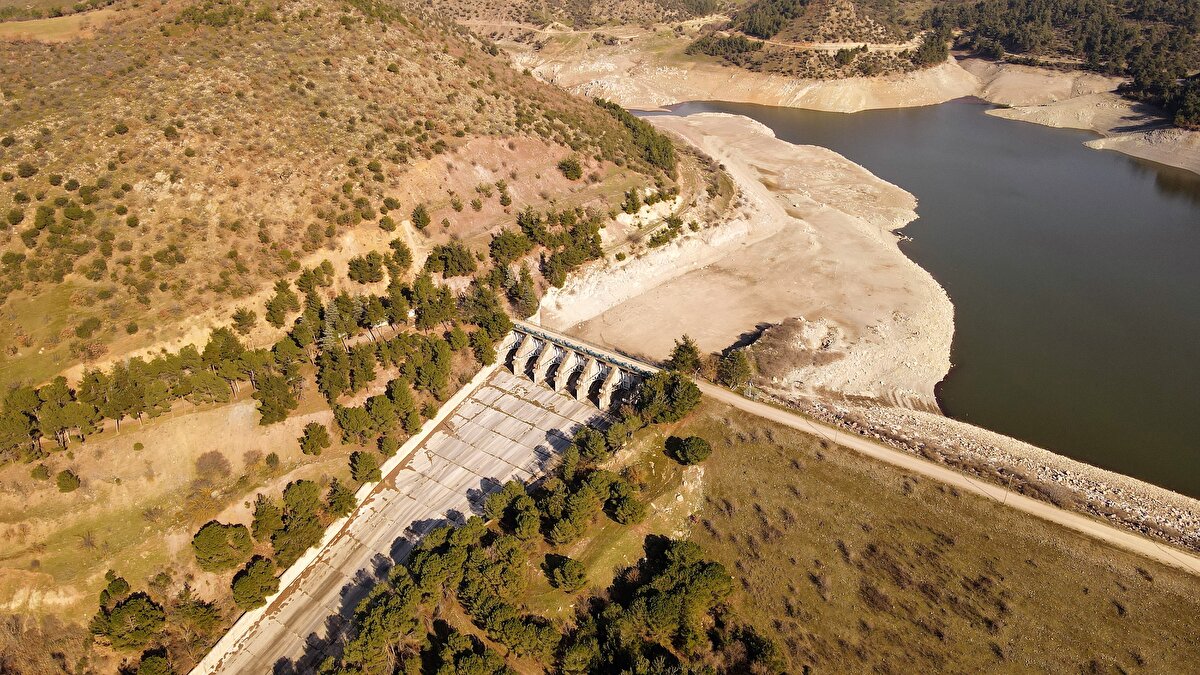 İlçeye bağlı Pürsünler Mahallesi'nin muhtarı Mustafa Tekel de çiftçilerin sulamayı daha dikkatli yapmaları gerektiğini söyledi.