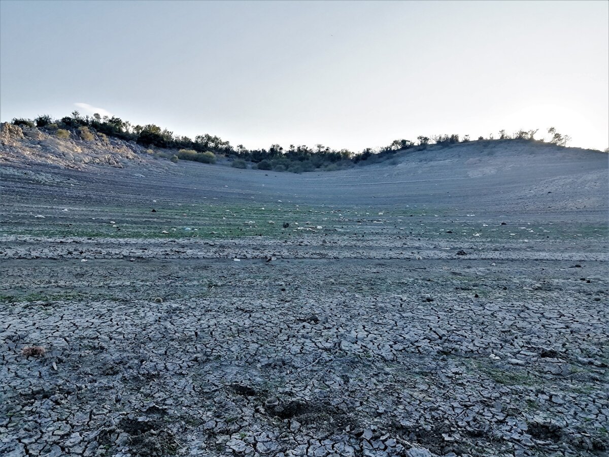 Sındırgı ilçesinde tarımsal sulamada kullanılan Çaygören Barajı'nın su seviyesinin de yüzde 20 olduğu öğrenildi.