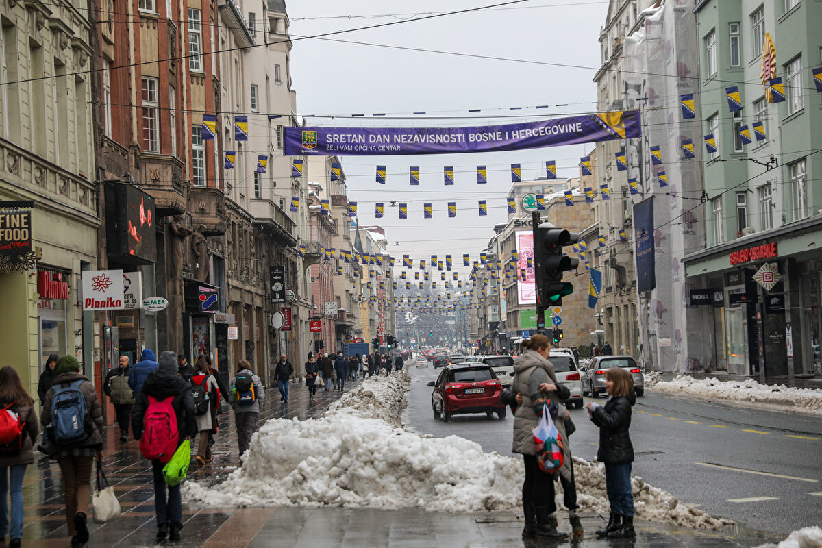 Nüfusunun çoğunluğunu Müslüman Boşnakların oluşturduğu Bosna Hersek'te, Slovenya ve Hırvatistan'ın da Yugoslavya'dan ayrılmalarının ardından bağımsızlık referandumu kararı alındı.