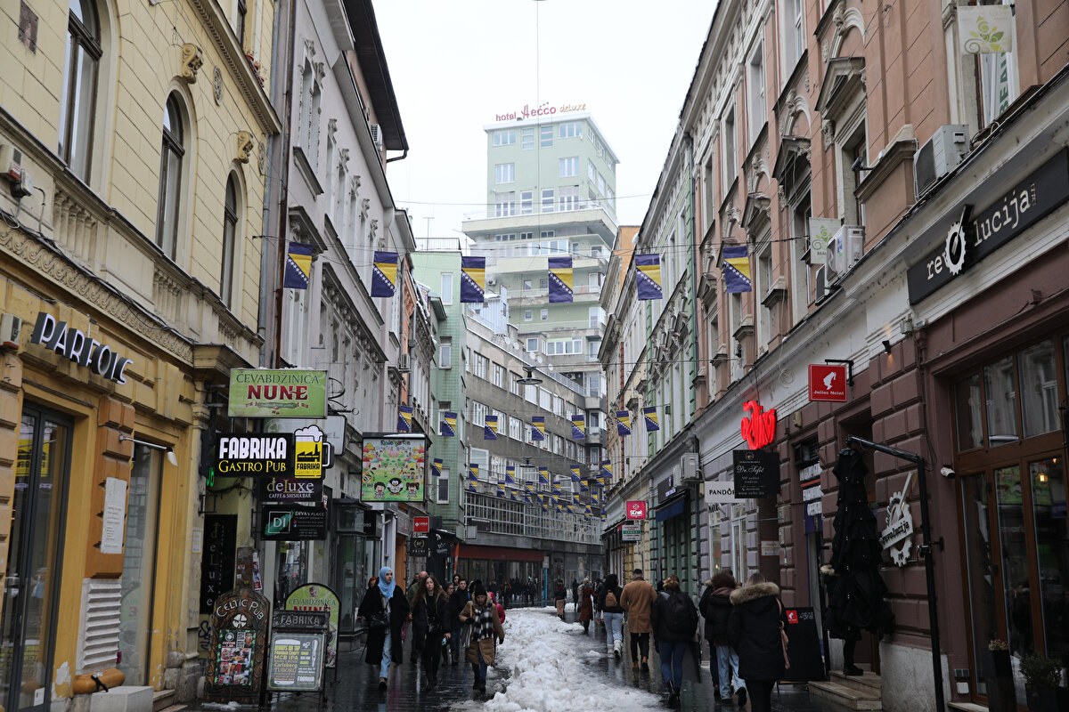 Bosnalı Hırvatlar ve Sırplar, Yugoslavya'nın bölünmesini kendi çıkarları için kullanmayı hedefleyerek ülke topraklarını aralarında pay etmek istedi. Hırvatlar, 18 Kasım 1991'de Hersek Bosna Hırvat Cumhuriyeti'ni, Sırplar ise 9 Ocak 1992'de Sırp Cumhuriyeti'ni ilan etti.