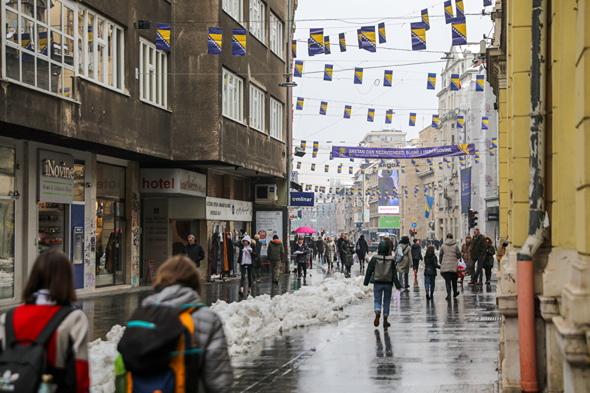 Büyük oranda Sırpların kontrolünde olan Yugoslav Halk Ordusu (JNA) ile Hırvat güçleri arasında, Hırvatistan'ın 1991'de bağımsızlığını ilan etmesinin akabinde başlayan çatışmalar, komşu ülke Bosna Hersek'e de sıçradı. JNA, Bosna Hersek sınırları içinde kalan ancak nüfusunun çoğunluğunu Hırvatların oluşturduğu Ravno'ya saldırılar düzenledi.