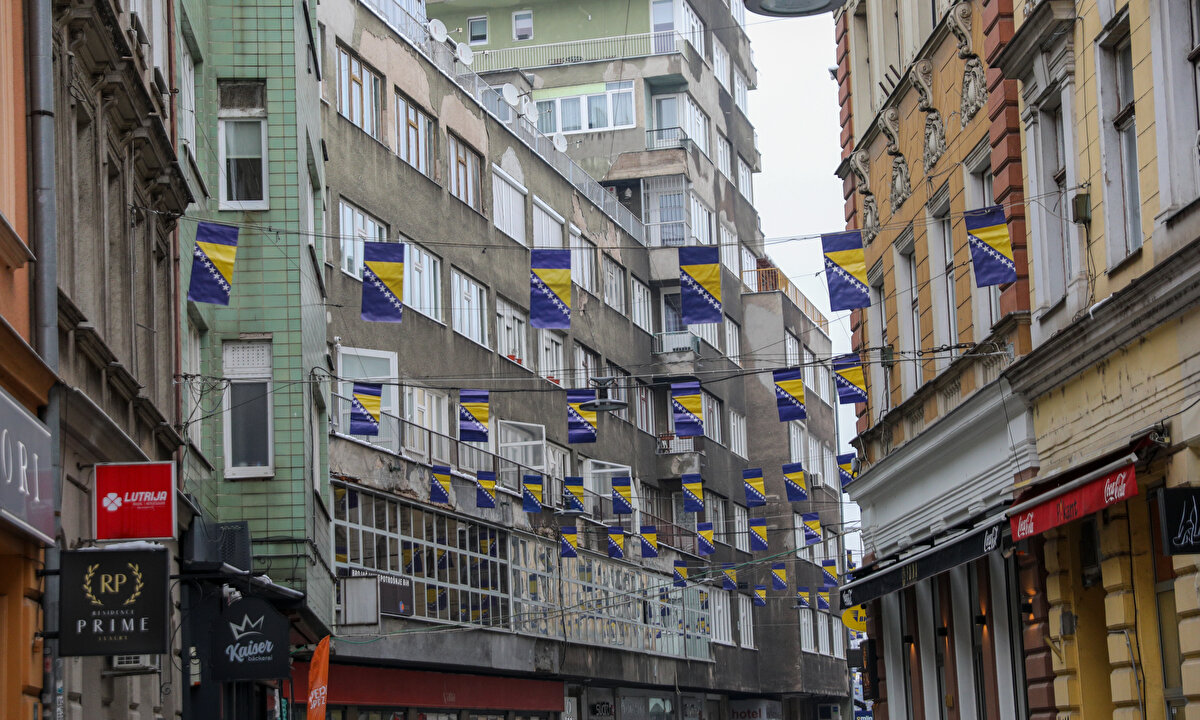 Bosnalı Sırpların büyük oranda boykot ederek katılmadığı referandum, 29 Şubat-1 Mart 1992'de yapıldı. Halkın yüzde 64,31'inin sandığa gittiği halk oylamasında kullanılan oyların yüzde 99,44'ü bağımsızlık için "evet" oldu.<br><br>"Bağımsız" olan Bosna Hersek, 22 Mayıs 1992'de Birleşmiş Milletler (BM) üyeliğine kabul edildi.<br><br>