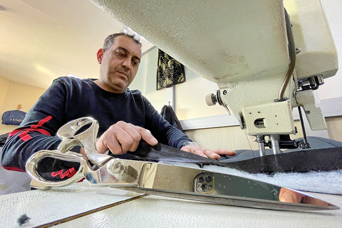 Muş'ta da Halk Eğitim Merkezi bünyesinde giyim üretim teknolojileri kursuna katılan kursiyerler, depremzedelerin kışlık giysi ihtiyacı için kolları sıvadı.<br><br>Deprem bölgesine çeşitli yaşam malzemesi desteği sunulan merkezde, üretilen 320 bere, 300 atkı, 100 eldiven, 100 panduf (ev ayakkabısı) ve 800 çorap afetzedelere gönderildi.<br><br>Merkez Müdürü Tahsin Oral, depremin yaşandığı andan itibaren devlet ve milletin el ele vererek depremzedeler için seferberlik ilan ettiğini aktardı.<br><br>Herkesin sahaya inerek elinden gelen gayreti gösterdiğini dile getiren Oral, "Depremin yaşandığı ilk günden itibaren usta öğreticilerimiz, idarecilerimiz ve personelimizle elimizden geldiğince çaba gösterdik. Özellikle rakımı yüksek kesimlerde kış mevsimini göz önünde bulundurarak 30'a yakın kursta 400 kursiyerimizle gönüllü olarak deprem bölgelerine gönderilmek üzere çocuk battaniyesi, panduf, atkı, bere ve eldiven gibi malzemelerin üretimine başladık." dedi.