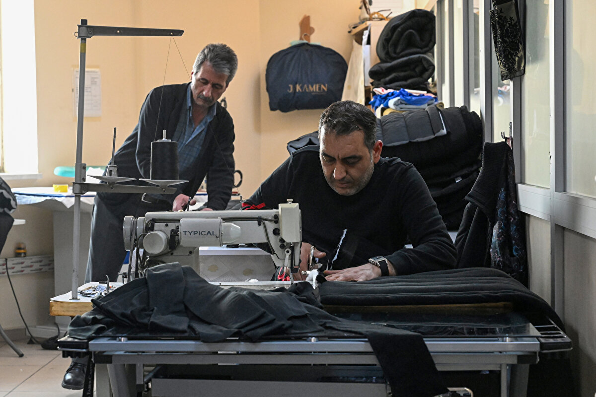 Enstitü Müdürü Neşe Evliyaoğlu, AA muhabirine, depremden etkilenen vatandaşların ihtiyaçları doğrultusunda çalışma başlattıklarını söyledi.<br><br>Depremzedelerin yaralarının en kısa zamanda sarılması için seferber olduklarını anlatan Evliyaoğlu, "Battaniyelere ihtiyaç duyulduğu için ağırlığı bu alana verdik. Bunun yanında iç çamaşırı, yelek ve uyku tulumu üretiyoruz. Battaniyelerin dışı yağmurluklu, içi polar. Aynı zamanda içeriğinde elyaf ürünü var. Kalitesi oldukça yüksek. Battaniyeler, çocuk ve yetişkin ihtiyaçlarını giderecek nitelikte. 2011'de Van'da deprem yaşamış bir şehir olarak oradaki insanların neler yaşadıklarını iyi biliyoruz. Bu amaçla acil olarak kışlık ürün üretimine başladık." dedi.