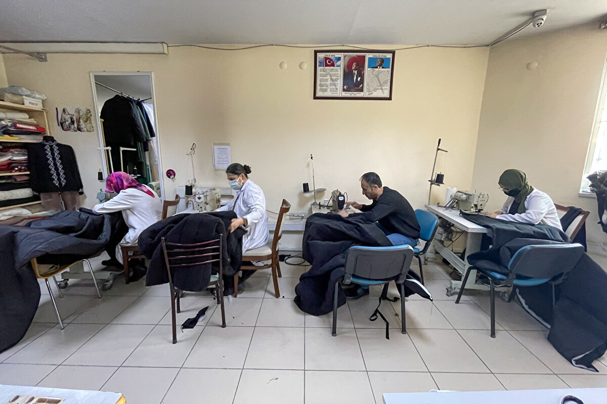 Usta öğretici Ayşe Abi de "Uyku tulumu mesaisine başladık. Depremzedelere bir faydamızın dokunacak olması bizi mutlu ediyor. Atölyede üretilenleri başka bir bölümde paketliyoruz. Ardından da araçlarla deprem bölgesine gönderiyoruz." ifadelerini kullandı.