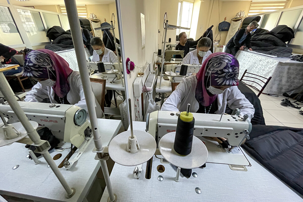 Yaraların sarılması için herkesin elinden gelen çabayı gösterdiğini belirten Karataş, şunları kaydetti:<br><br>"Bu felaket hepimizi derinden sarstı. Biz de merkezimizde uyku tulumu yapıyoruz. Giyim bölümü öğretmen ve öğrencileri bu üretimi gerçekleştiriyor. Bu kumaş sıfırın altında 30 dereceye kadar insanı koruyabilen özelliğe sahip. Tulumları deprem bölgesine göndereceğiz. Acı hepimiz acısı. Allah bir daha bu acıları yaşatmasın. Allah milletimizi korusun."<br>