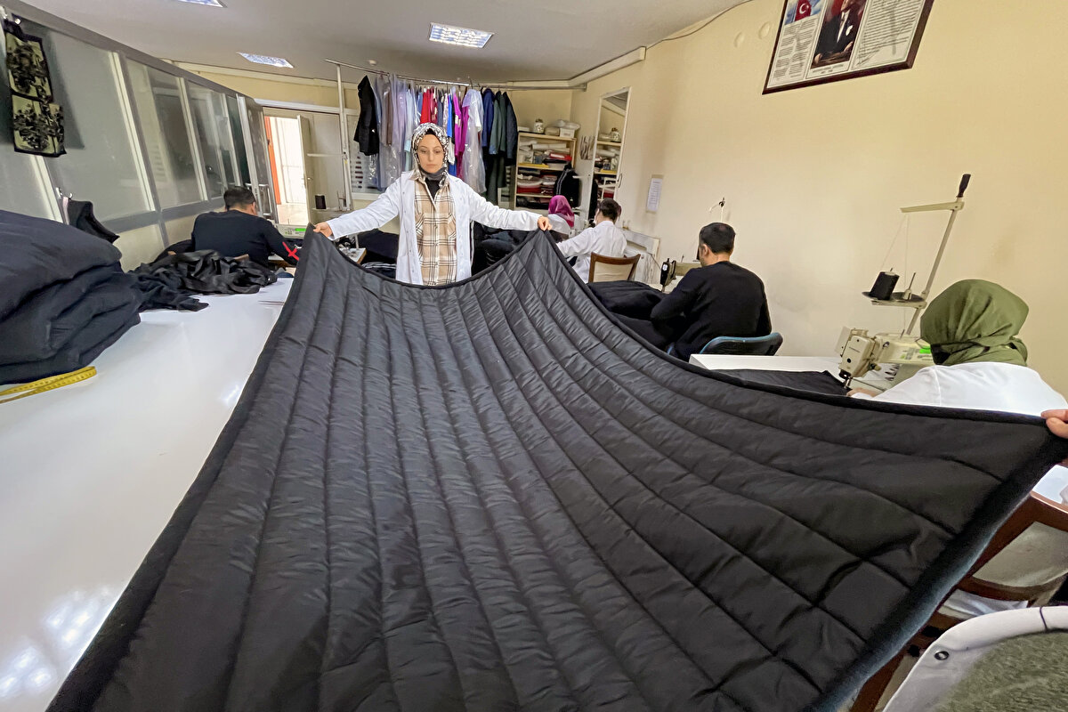 Bitlis'in Tatvan ilçesinde ise Halk Eğitimi Merkezindeki kurslara katılan kadınlar battaniye, atkı, bere, eldiven, oyuncak ve kışlık giysi üretiyor.<br><br>Merkez Müdürü Kazım Acar, "Hazırlanan ürünlerin bir kısmını belirlenen bölgelere gönderdik. Çalışmalarımız devam ediyor ve aralıklarla gönderim sağlayacağız. Kursiyerlerimiz büyük çaba sarf ediyor. Depremin yaralarını sarmak için elimizden geleni yapacağız." diye konuştu.