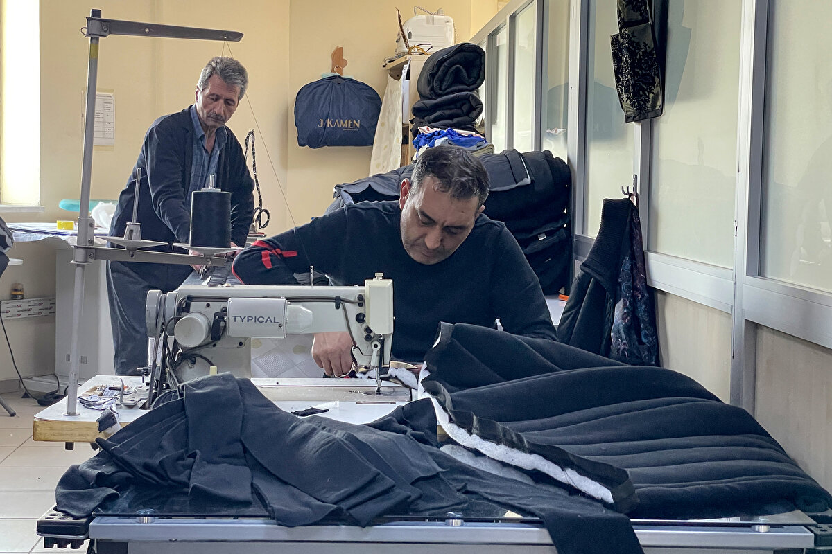 Usta öğretici Necla Özdemir ise vatandaşları soğuktan korumak için polar kumaştan şapka ve atkı hazırladıklarını dile getirerek, "Şu an aynı sınıfta 20 gönüllüyle çalışıyoruz. Yaşanan felaket sebebiyle çok üzgünüz. El birliğiyle yaraların sarılması gerekir. Mevsim şartları nedeniyle kursiyer arkadaşlarımız özveriyle çalışıyor. Depremzedelere dokunmak istedik." ifadelerini kullandı.<br>