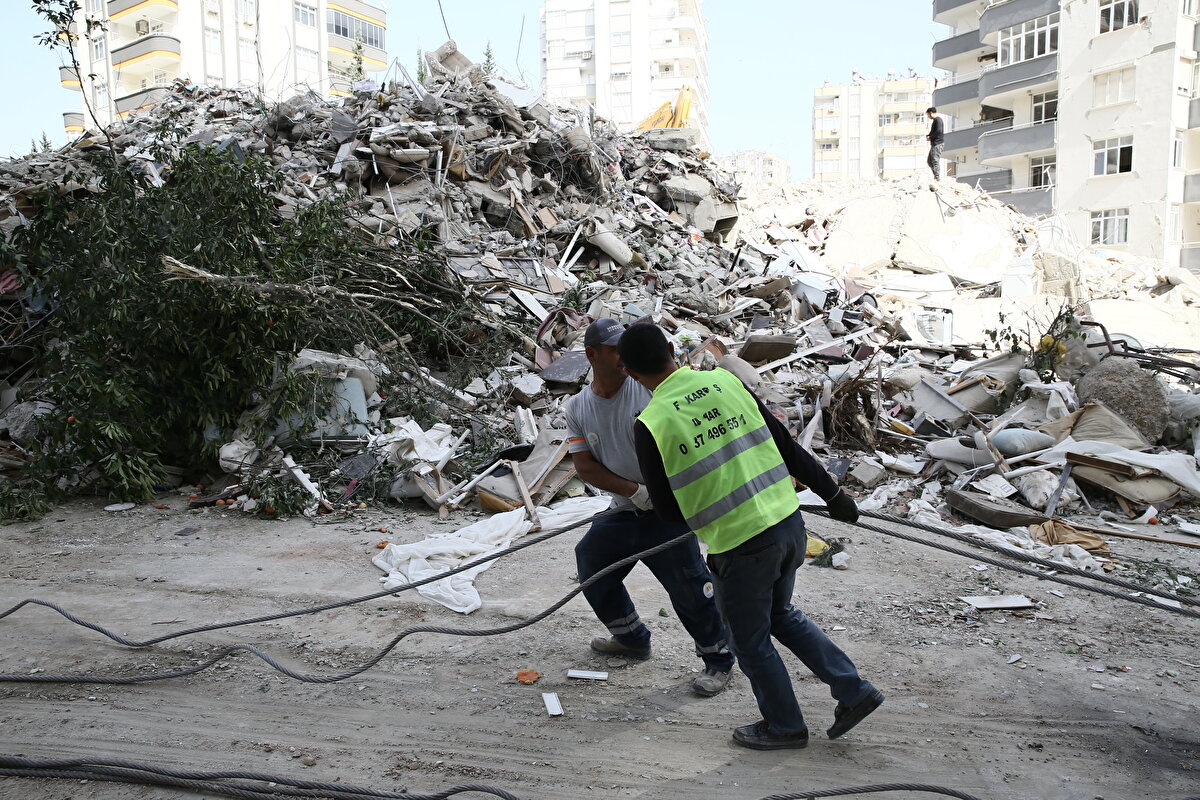 Tüm bu işlemler kentte yıkılan 11 binanın zemin etüt raporunun güvenirliliğini artırmak amacıyla yapılacak.<br><br>İşlemlerin ardından çalışmalarda elde edilen bilgiler rapor hazırlanması için bilirkişiye gönderilecek.<br><br>SORUŞTURMALARDA 13 KİŞİ TUTUKLANMIŞTI<br><br>Öte yandan, Cumhuriyet Başsavcılığı bünyesinde kurulan Deprem Soruşturma Bürosu, kentte yıkılan binalardaki yapım kusurlarıyla ilgili soruşturmasını titizlikle yürütüyor.<br><br>