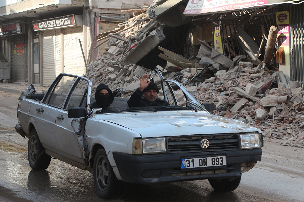 Ailesiyle dışarı çıkan Uğural'ın 31 DN 893 plakalı otomobili, çatıdan düşen beton parçalarının altında kaldı. Bölgede arama- kurtarma çalışması yapan Ukraynalı ekipten yardım isteyen Uğural, aracını, tavanını kestirerek enkazdan çıkarttırdı. Uğural, oğluyla birlikte otomobiliyle hasar tespit kaydı için kent merkezindeki çadıra gitti.