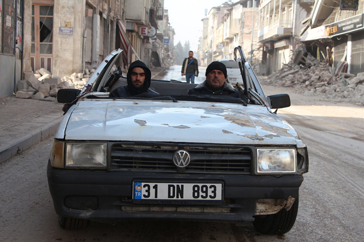 Depremde ablasının hayatını kaybettiğini, kendisinin ve akrabalarının evlerinin yıkıldığını anlatan Ahmet Uğural, "Sabah uyandığımızda ev darmadağınık olmuştu. Duvarlar birbirine çöktü.