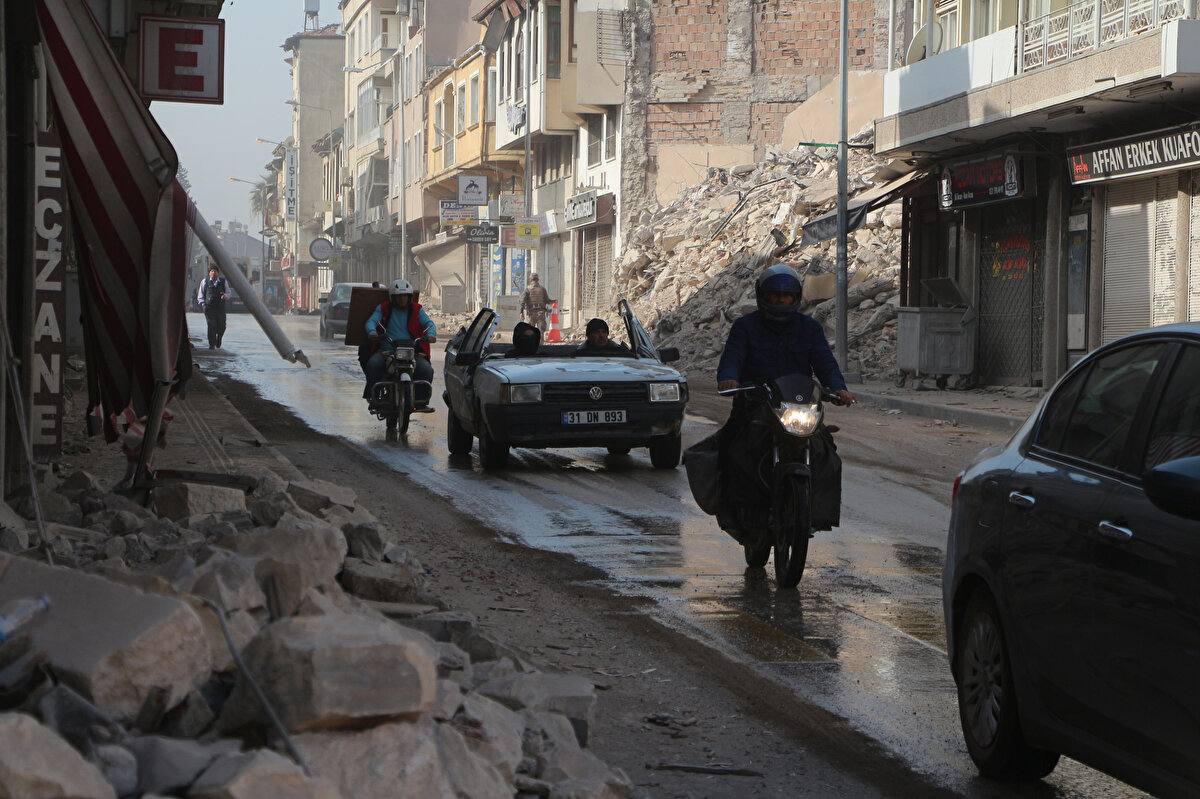 Kahramanmaraş merkezli 7.7 büyüklüğündeki depreme, Hatay'ın Samandağ ilçesinde yakalanan Ahmet Uğural'ın 4 katlı evinde kısmi çöküntüler oluştu. 