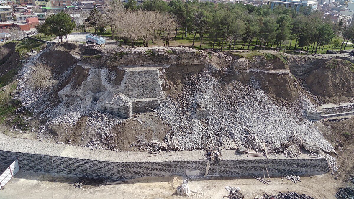 Bir süre önce Kültür ve Turizm Bakanlığınca başlatılan restorasyon çalışmalarının sürdüğü tarihi kalenin surlarında sarsıntının şiddetiyle çatlak ve hasar meydana geldi.<br>