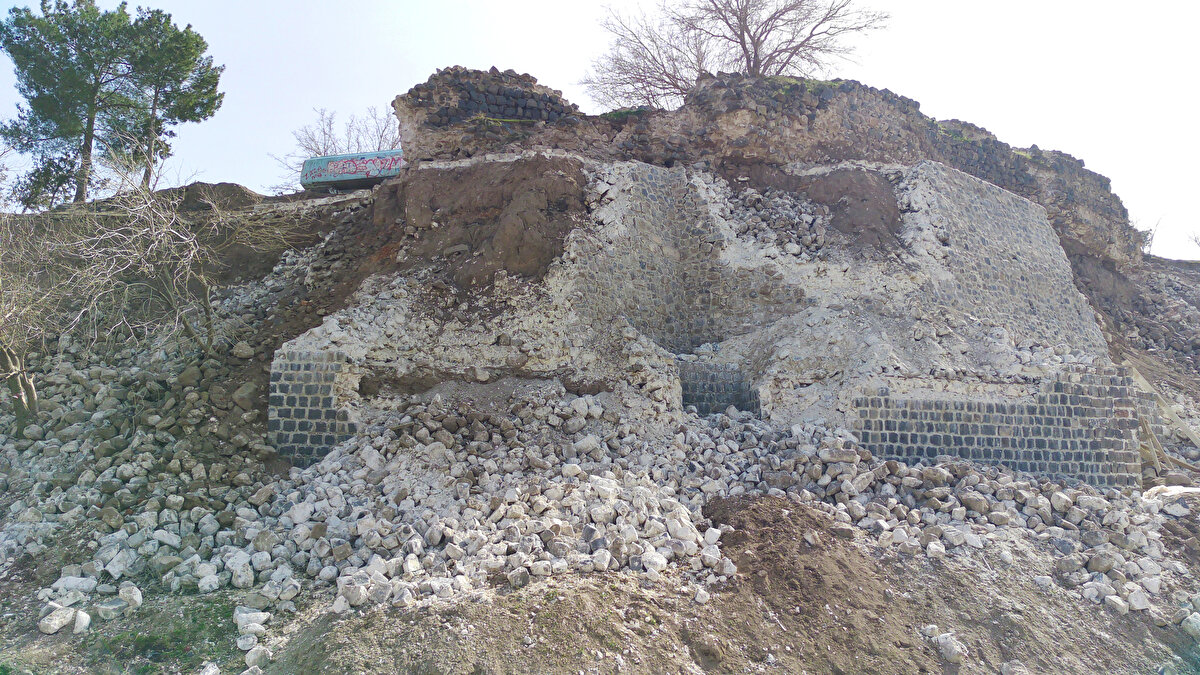 Siverek Kalesi'nin milattan önceki yıllara tarihlendiğini ifade eden Koşar, şunları kaydetti:<br><br>"Tarihi kalemizde Kültür ve Turizm Bakanlığımızın da desteğiyle restorasyon çalışma başlatmıştık ancak Kahramanmaraş merkezli iki büyük depremle restore ettiğimiz tarihi Siverek Kale'miz de yıkıldı. Kaledeki mevcut yapılarda ciddi yarılmalar ve hasarlar meydana geldi. Biz de bu noktada daha önce tahliye ettiğimiz evler ve yoldan geçen vatandaşlarımızın zarar görmemesi amacıyla gerekli önlemleri aldık. Süreç ise restorasyon çalışmaları başlayana kadar böyle devam edecek. Depremler nedeniyle restorasyon çalışmalarını ileri bir tarihe erteledik."